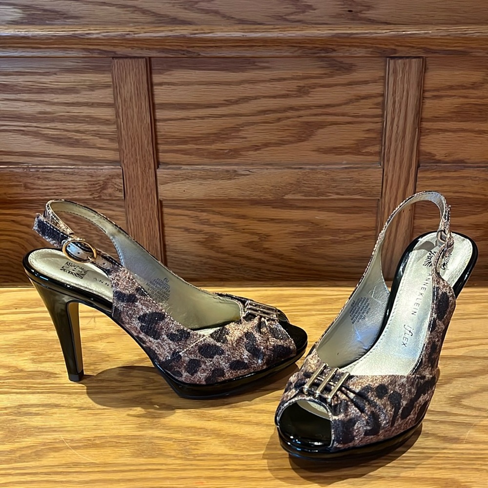 Toeless strap back heels